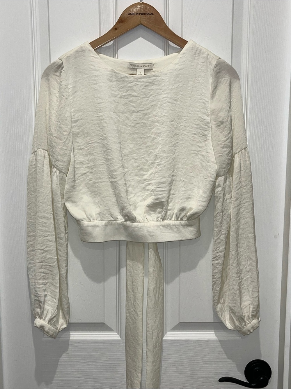 Chelsea & Violet Ivory Long-Sleeve Cropped Blouse